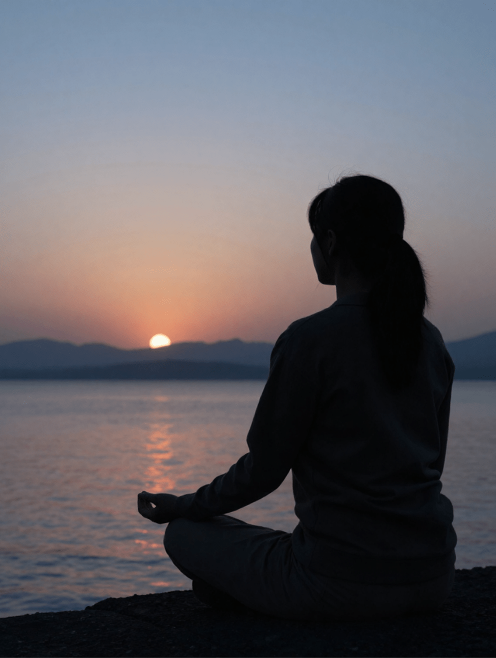 夜明けのマインドフルネスシルエット日本人女性